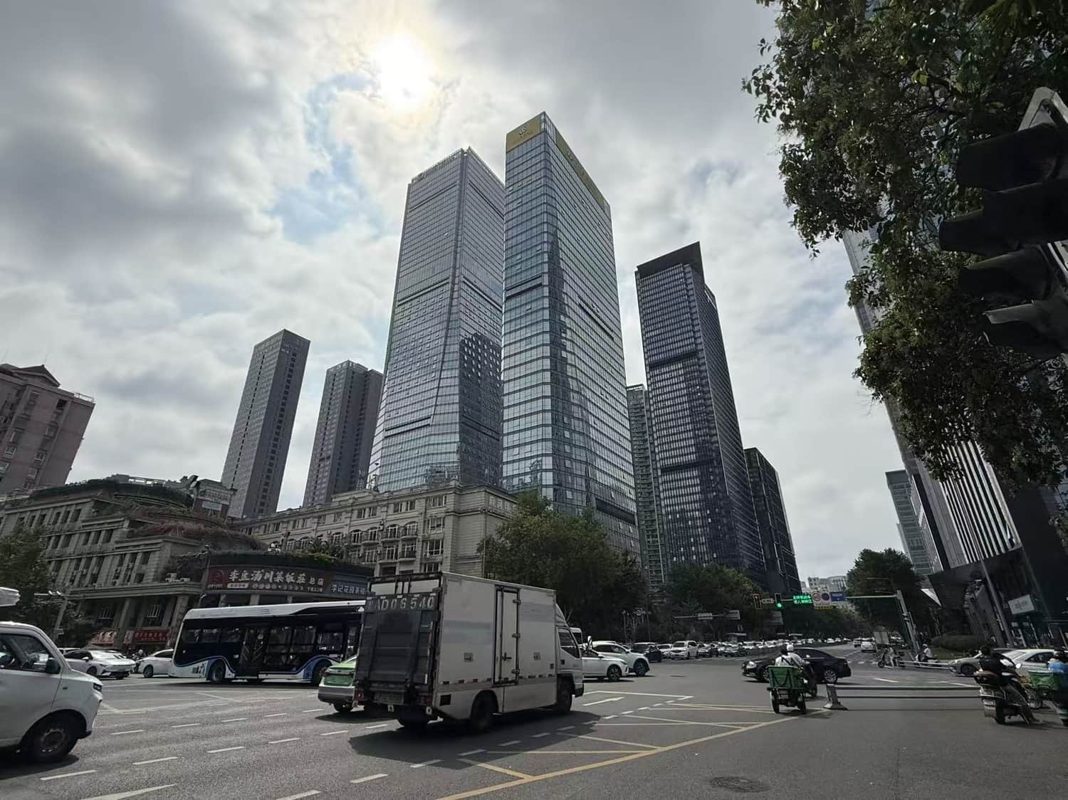 西部国际金融中心外观图